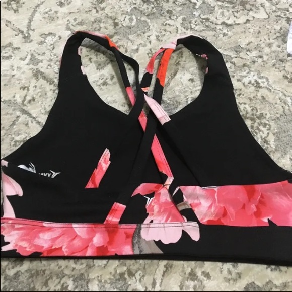 🛍HP🛍.  Old Navy Sports Bra xs NWOT - Picture 3 of 3